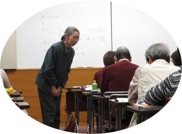 ハングル語の仕組みを解説する岩橋春美先生